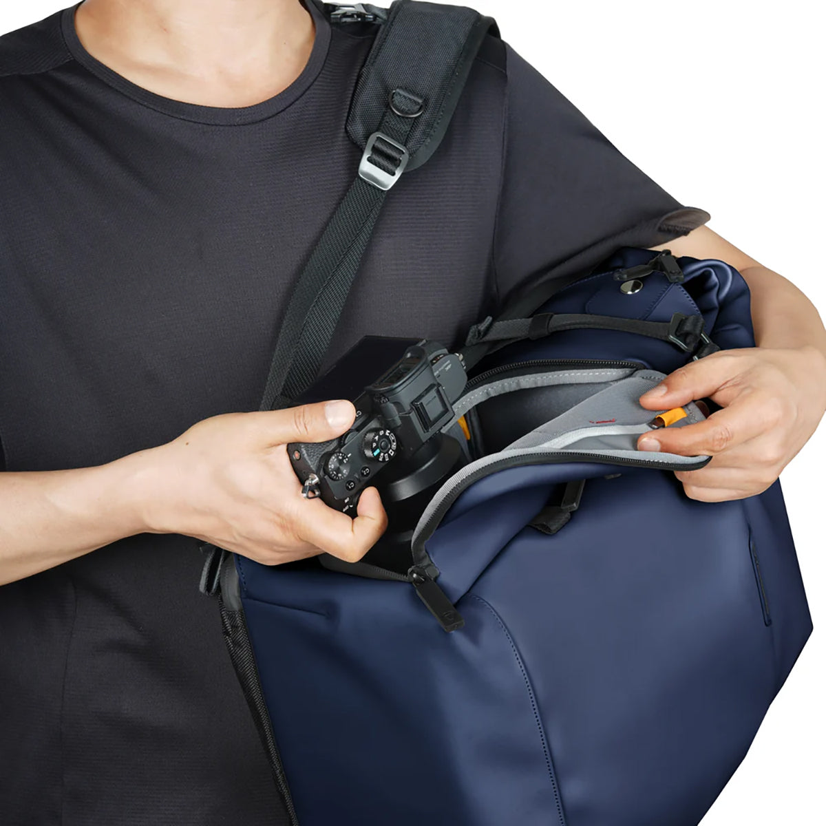 Vanguard VEO Lite Lightweight 25L Camera Backpack with Laptop Sleeve – Navy